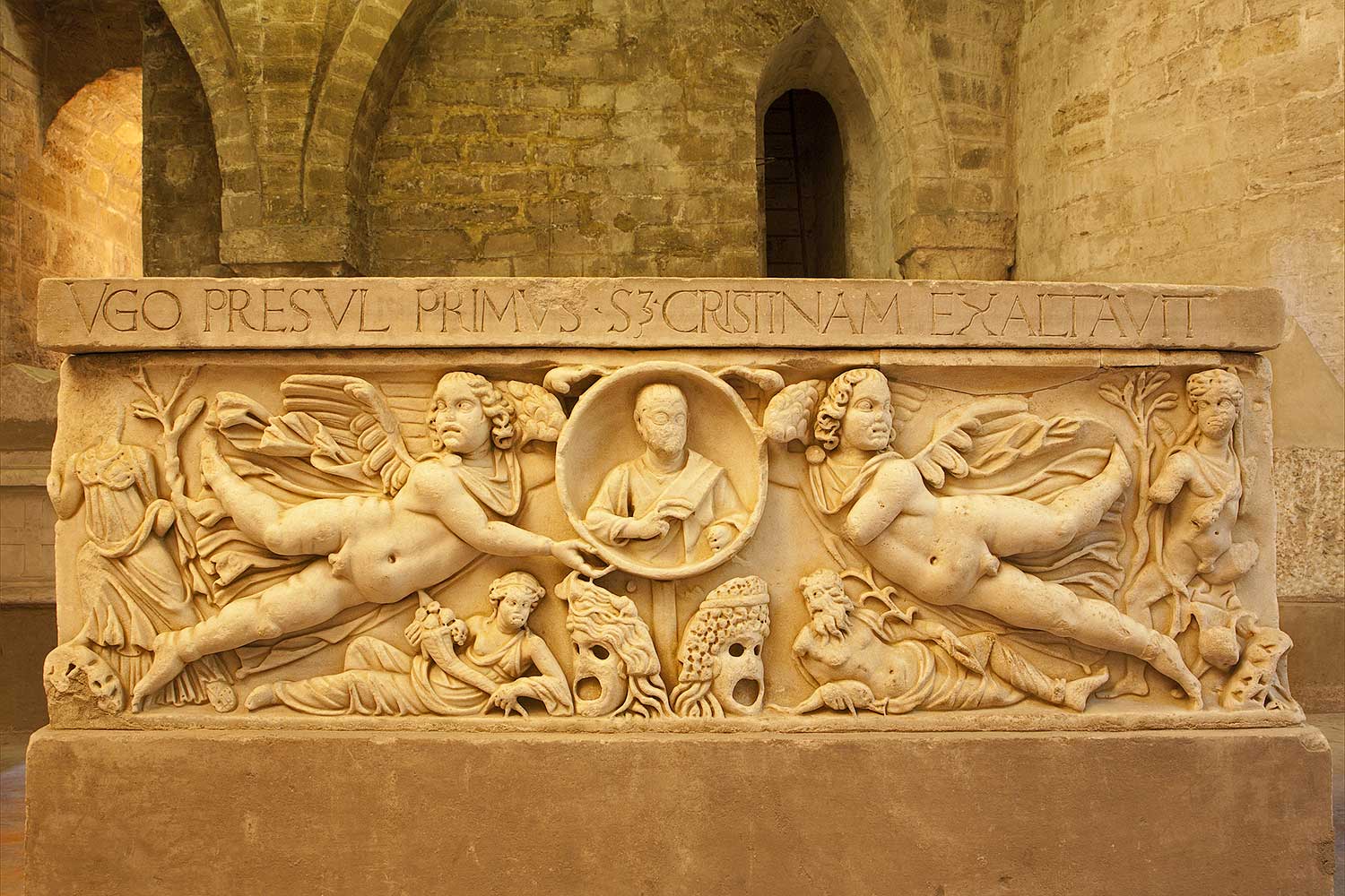 Een sarcofaag in de kelder van de kathedraal