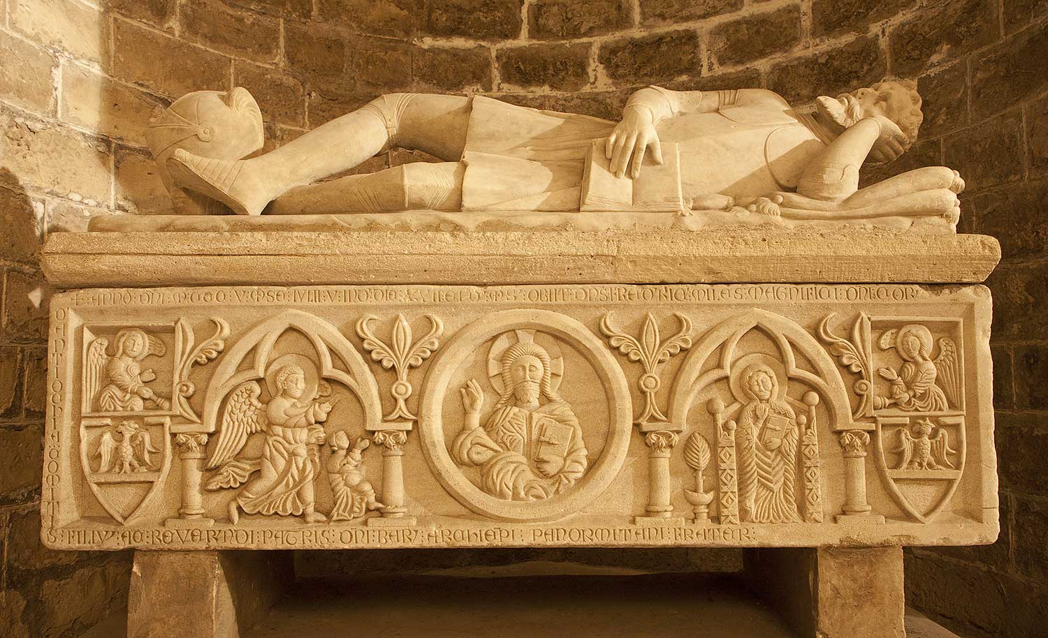 Een van de meest gedetailleerde sarcofagen in de kathedraal van Palermo.