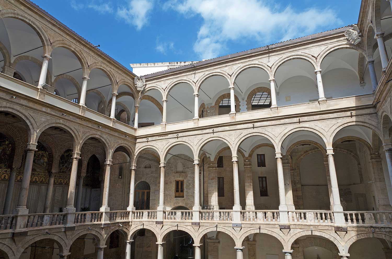 Het atrium van het Palazzo reale