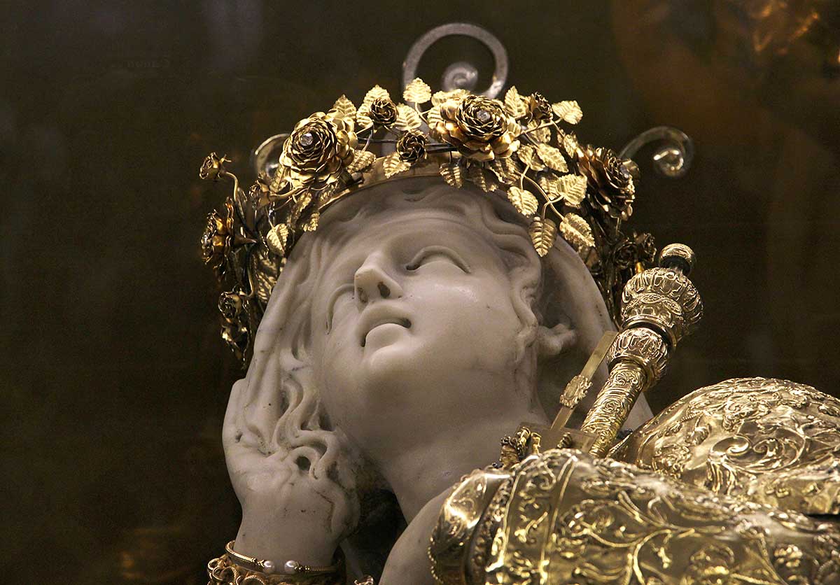 Een beeld van Santa Rosalia in het santuario